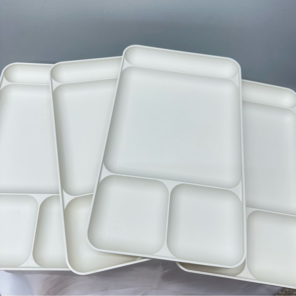 tupperware 4 picnic lunch‎ serving trays off white color. 4 of them